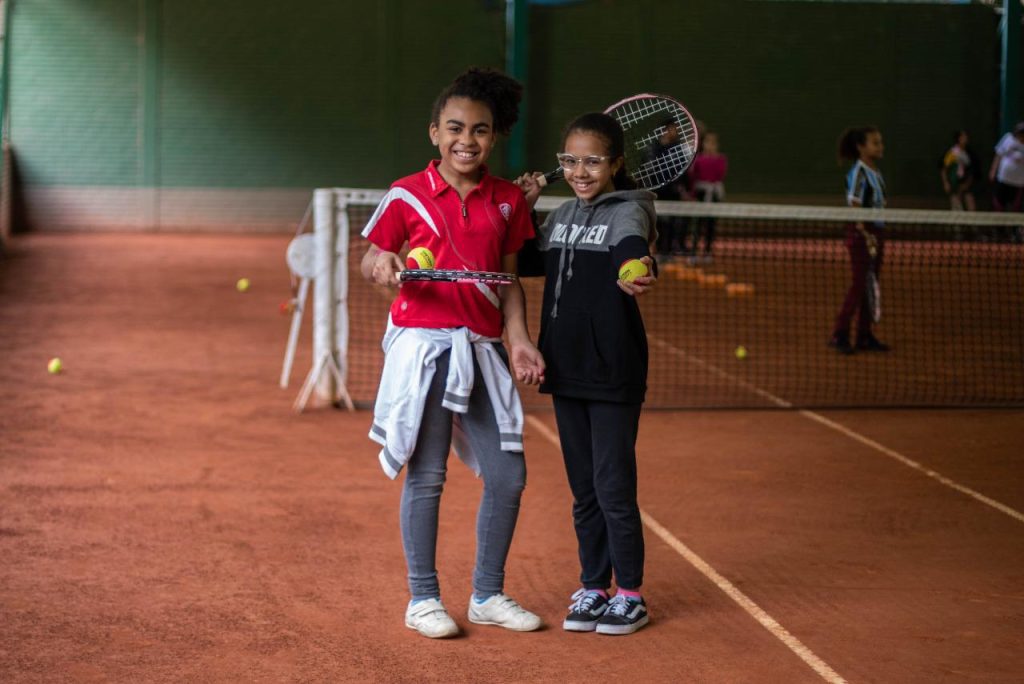 Estudantes de escolas municipais participam de projeto social no São Leopoldo Tênis Clube Tenis