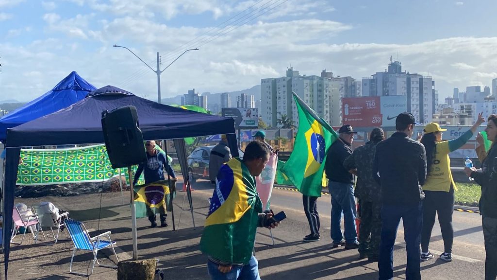 BR-116 segue bloqueada em Novo Hamburgo por apoiadores de Bolsonaro br hoje 2