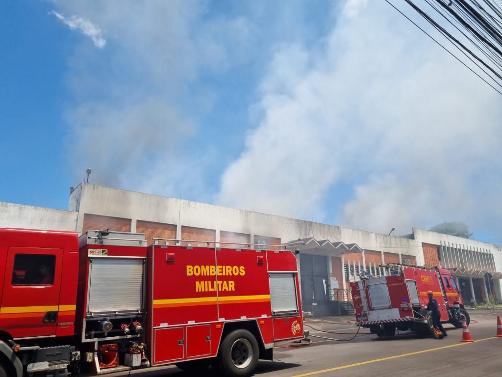 Incêndio atinge antigo prédio dos calçados Via Uno fogocapa