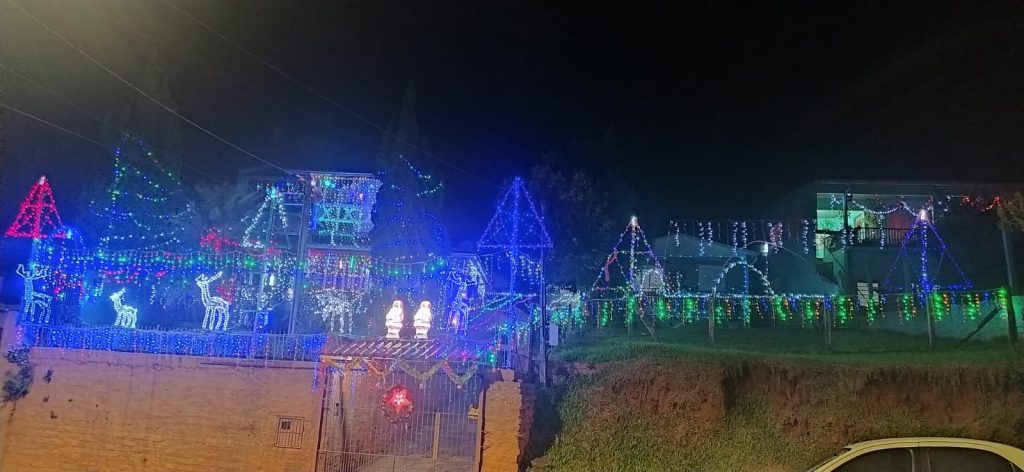 Hamburguense de 76 anos decora a casa com mais de 20 mil luzes de natal feliz1