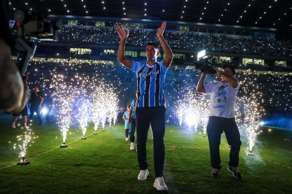 Com festa histórica, Luis Suárez é apresentado no Grêmio 52608091825 e74f97f313 o