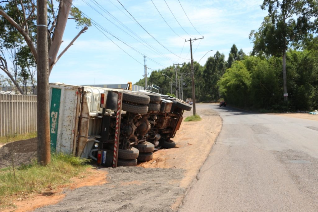 Caminhão da prefeitura de Estância Velha tomba durante serviço de remoção de vegetação WhatsApp Image 2023 01 26 at 12.01.39