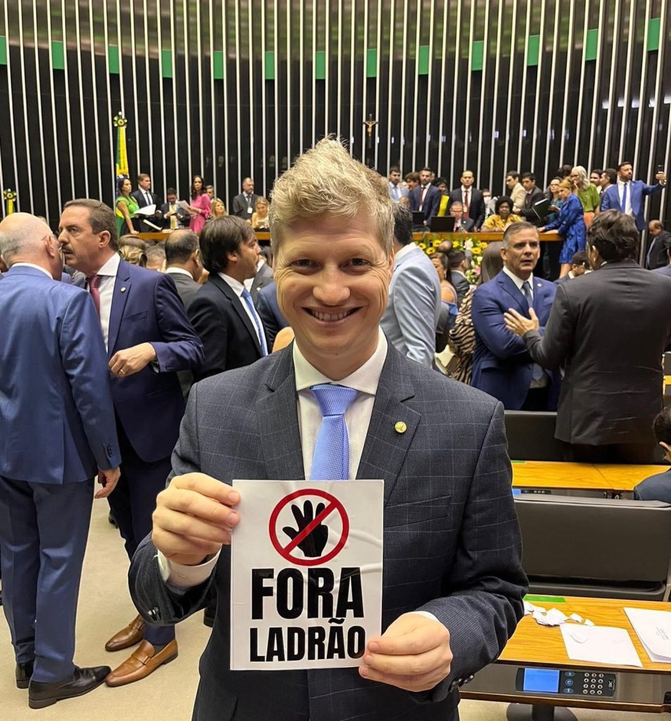 4D2AF727 E2FB 4C7F 8601 F20793C9DD3F