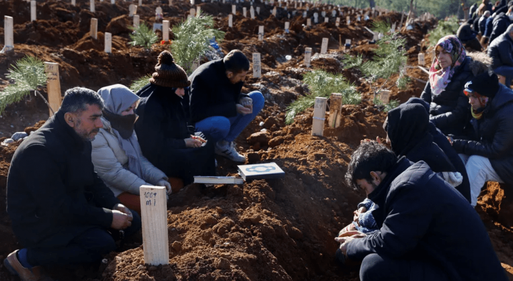 Mortes no terremoto na Turquia e na Síria passam de 16 mil; Bombeiros e cães farejadores brasileiros embarcam para auxiliar no resgate Turquia