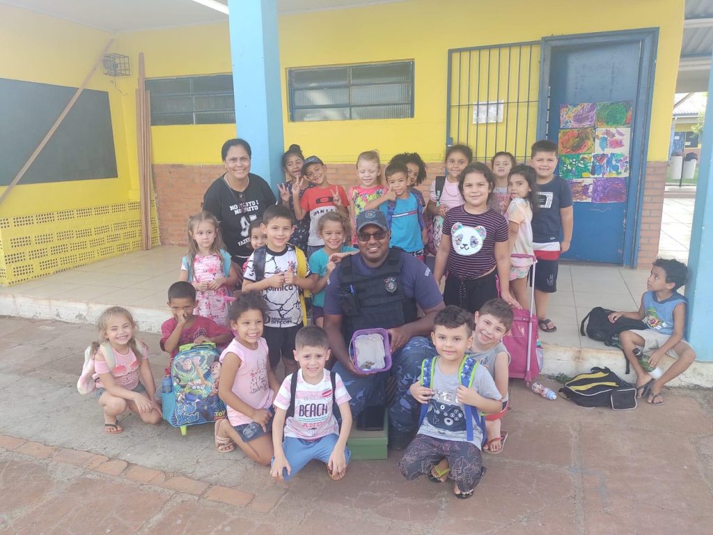 Alunos e estudantes se emocionam com resgate de ave ferida em escola de São Leopoldo Alunos