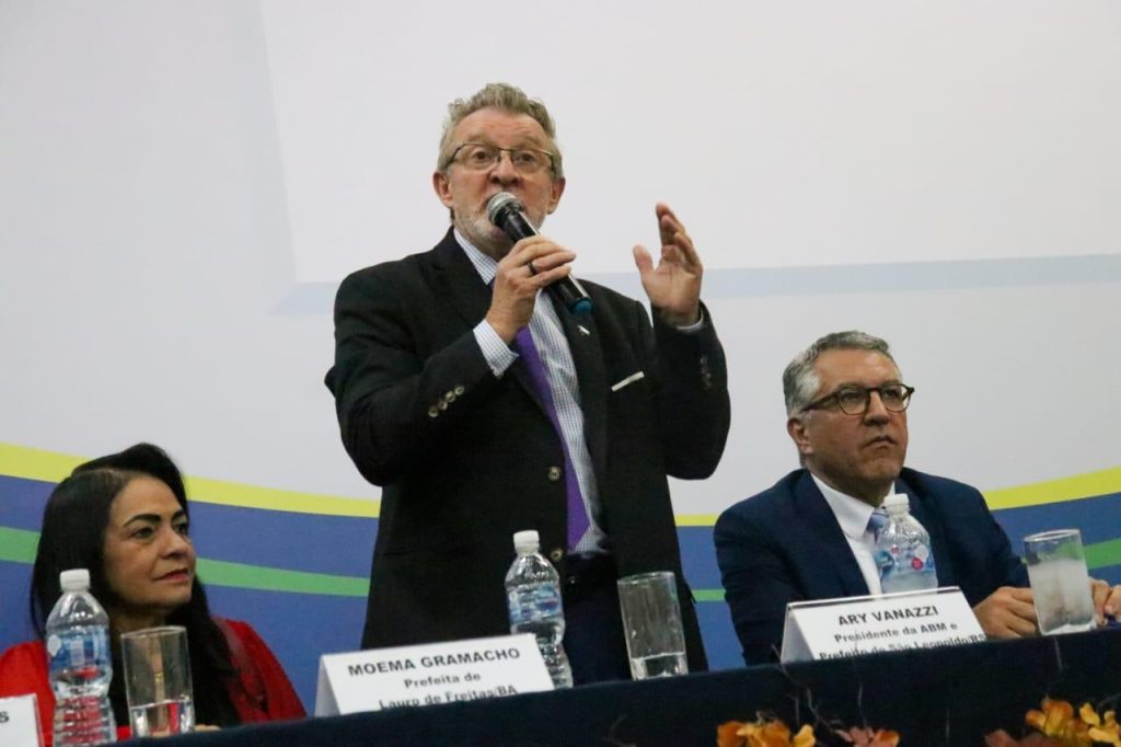 Prefeito de São Leopoldo é reeleito presidente da Associação Brasileira de Municípios PrefeitoAryVanazziAreeleitoPresidentedaAssociaAAoBrasileiradeMunicApios11680112089654