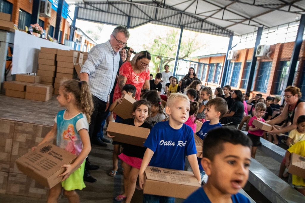 Prefeito de São Leopoldo entrega mais de mil kits de materiais escolares em escola municipal kit