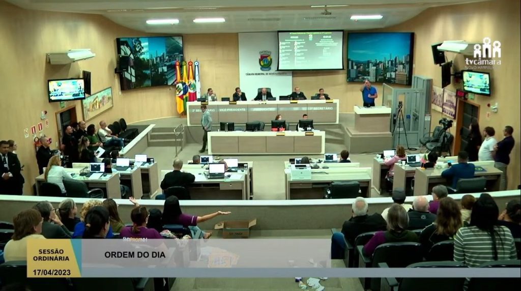 Atrito entre Vereador Ito Luciano e professores da rede municipal causa tumulto na Câmara de Vereadores de Novo Hamburgo; Entenda o caso 0cb209f5 fa97 4fe2 a2e8 206ca6a9dbec
