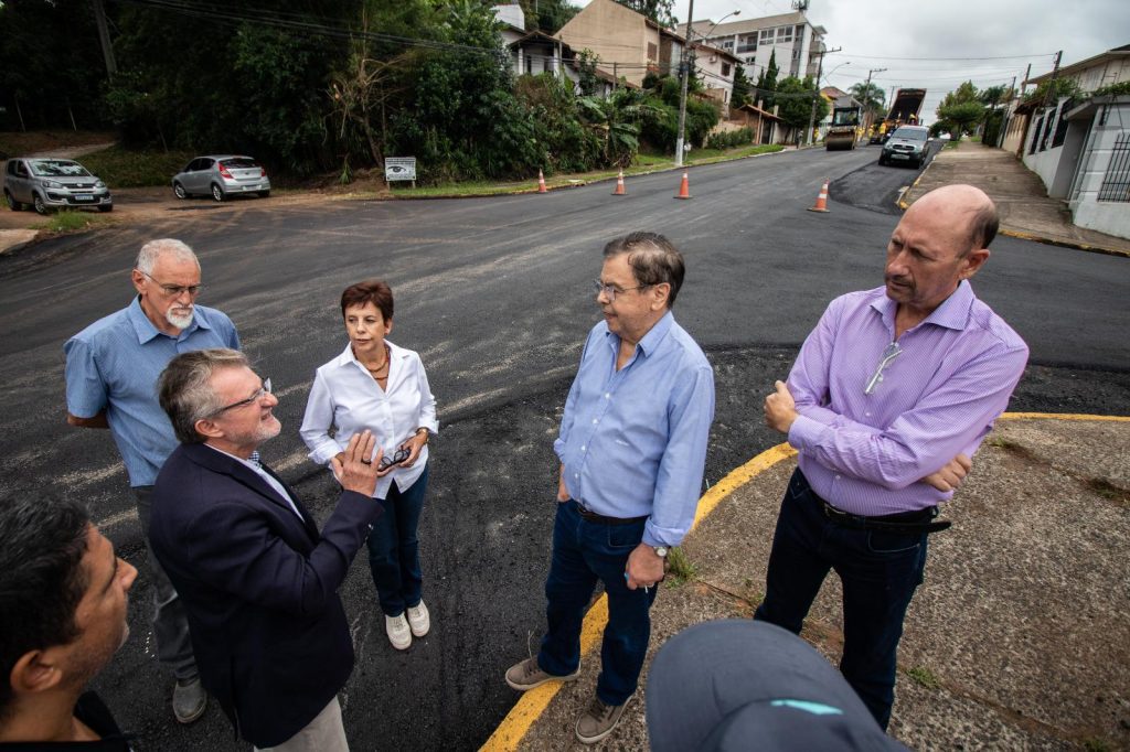 Saiba onde estão sendo investidos os R$ 8 milhões do Programa Pavimenta São Léo VanazzivistoriaobrasdepavimentaAAonasruasPadreLuAsGonzagaJaegereBernardinoFerraz1681405042930