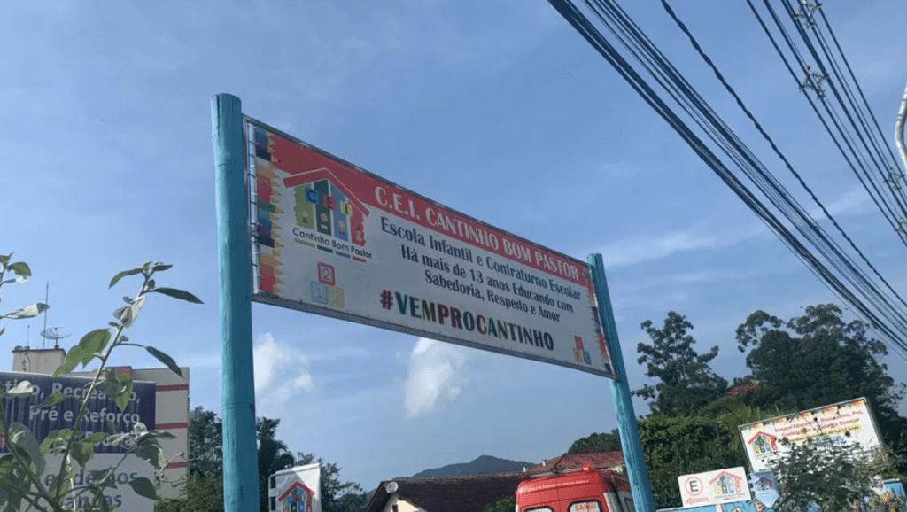 Quatro crianças são mortas em ataque a creche em Blumenau creche