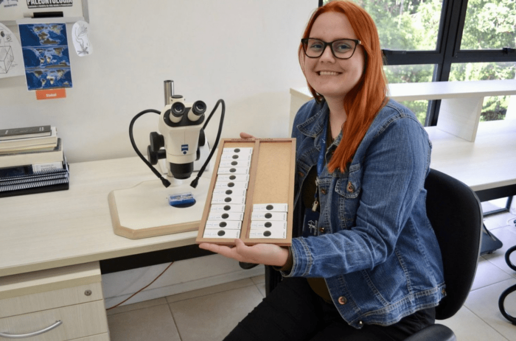 Estudante de Geologia da Unisinos descobre novo gênero de microcrinóide relacionado aos lírios-do-mar Aluna