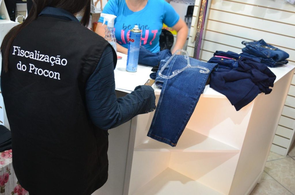 Aprovada lei que atribui obrigatoriedade a disposição de provadores em lojas de São Leopoldo ProconorientaestabelecimentoscomerciaisdevestuAriosobreobrigatoriedadedeprovadores21685375337414