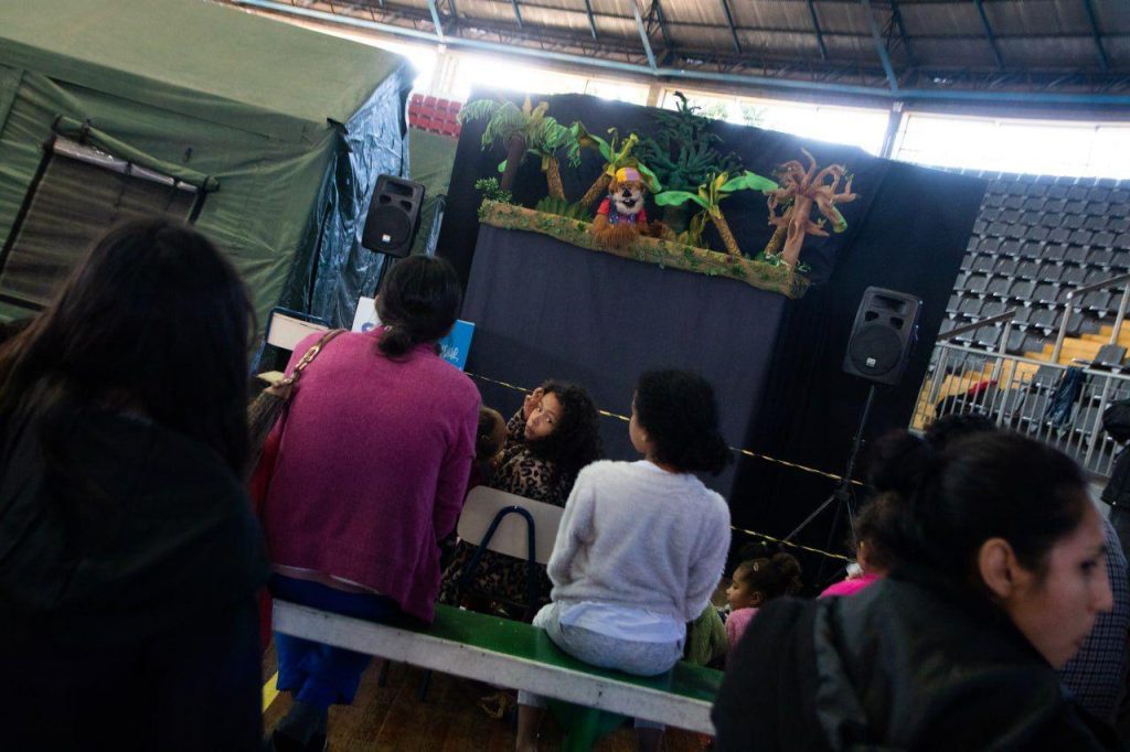 Grupo Fantomania leva alegria e diversão às crianças alojadas no Ginásio Municipal Celso Morbach Criancas