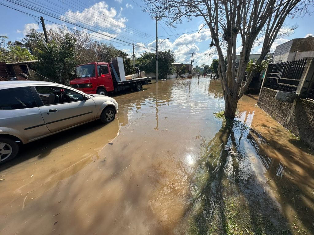 Rio do Sinos chega ao nível mais alto em oito anos e famílias são retiradas de áreas de risco IMG 20230618 WA0015