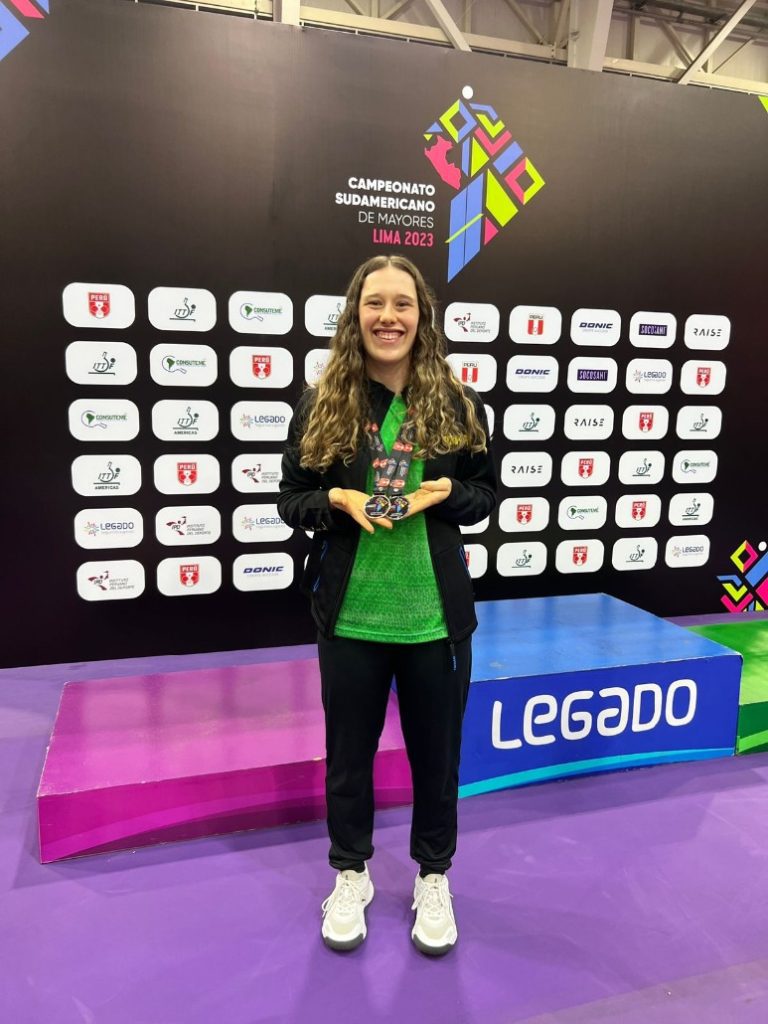 Atleta ivotiense Victória Strassburger retorna com conquistas do Campeonato Sul-Americano de tênis de mesa Victoria