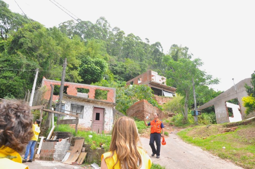 Famílias do bairro Kephas, em Novo Hamburgo, são orientadas a deixarem suas casas a partir desta terça-feira 2919720131101SEMOPSUVisita tecnica da UFRGS as areas de risco 7