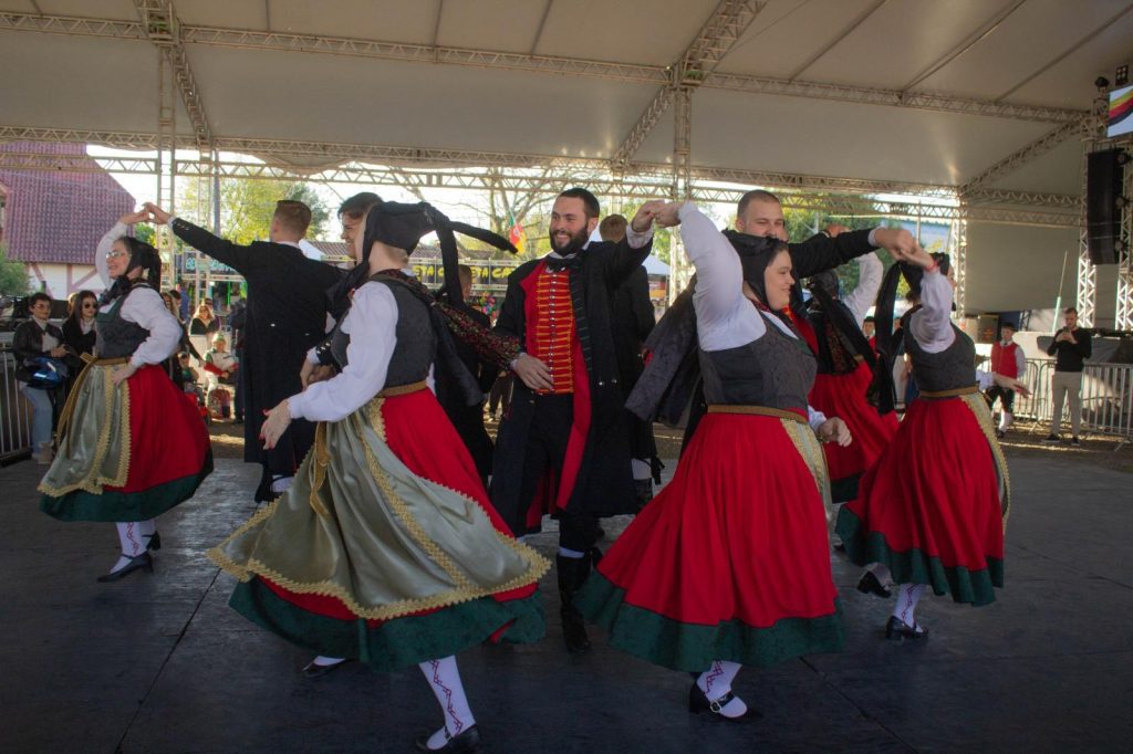 Grupos de dança germânicas animam a São Leopoldo Fest com tradição e encanto Dancas