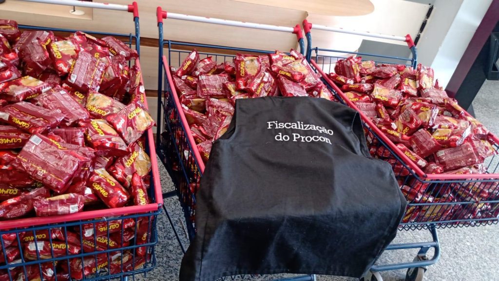 Procon fiscaliza supermercado com mais de mil unidades de produtos vencidos em São Leopoldo ProcondeSAoLeopoldoautuasupermercadocomprodutosvencidos1688581892093
