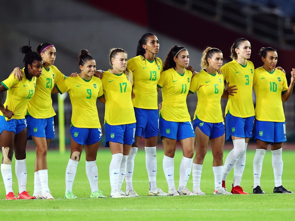 COPA DO MUNDO FEMININA: Onde assistir e os detalhes da estreia da Seleção Brasileira jogadoras da selecao feminina de futebol acompanha a disputa de penaltis com o canada nos jogos olimpicos de toquio 1628116803586 v2 4x3