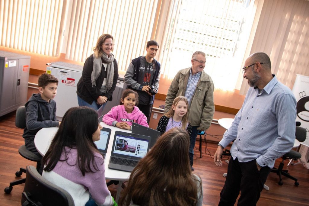 São Leopoldo qualifica educação com investimento de R$ 17 Milhões em chromebooks e tecnologia nas Escolas Municipais Tenologia ed