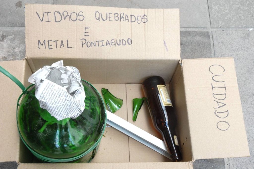 Os perigos do descarte indevido de vidro e materiais cortantes 1738e5bd 71b9 4a96 ba63 3d957aa5c6c3 1200