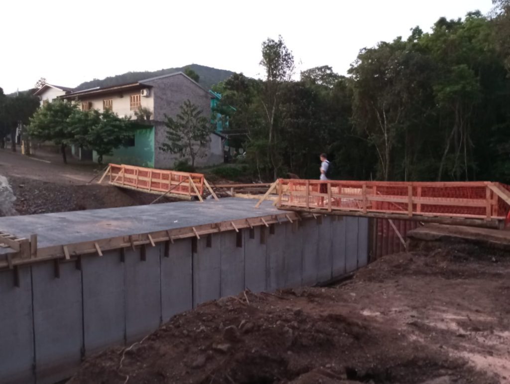 Nova ponte do Bairro Vale Verde recebe passagem de pedestres Nova ponte do Bairro Vale Verde recebe passagem de pedestres