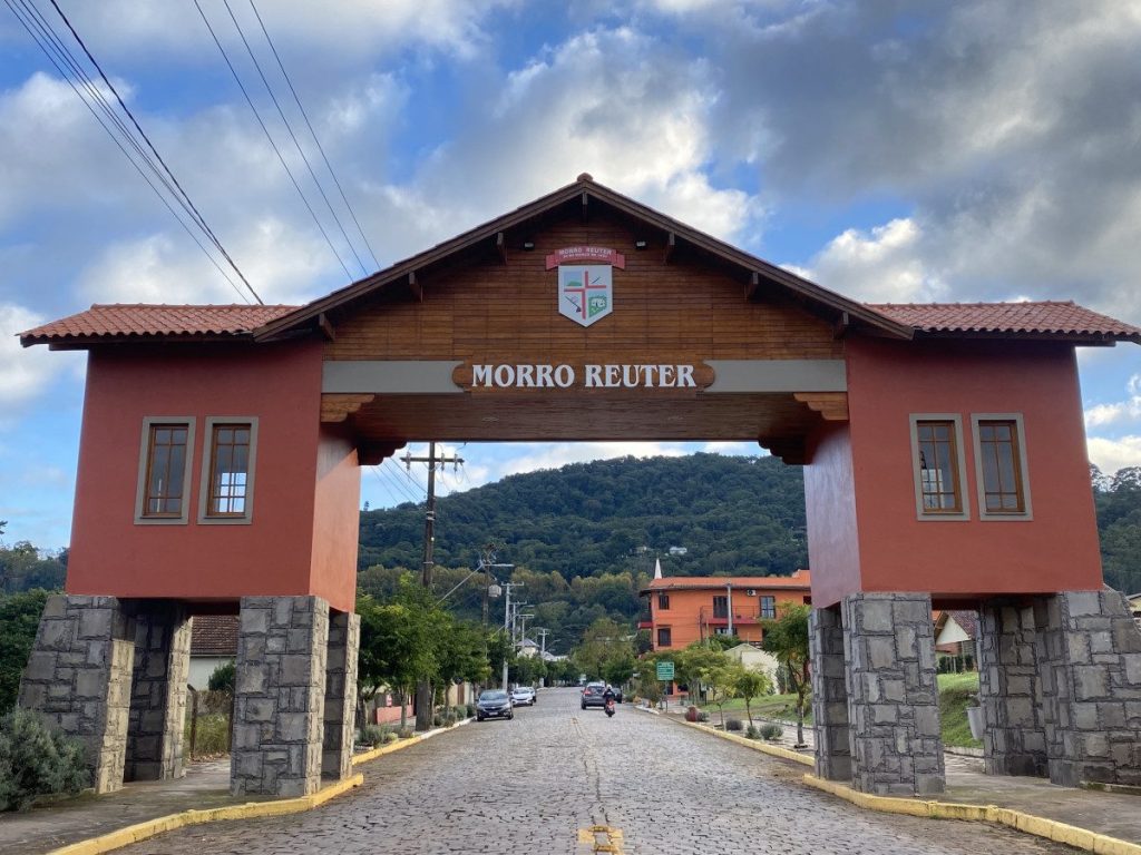 Projeto de parque em Morro Reuter avança para final de concurso e concorre a R$ 1 milhão portico de entrada de morro reuter1687364410 2