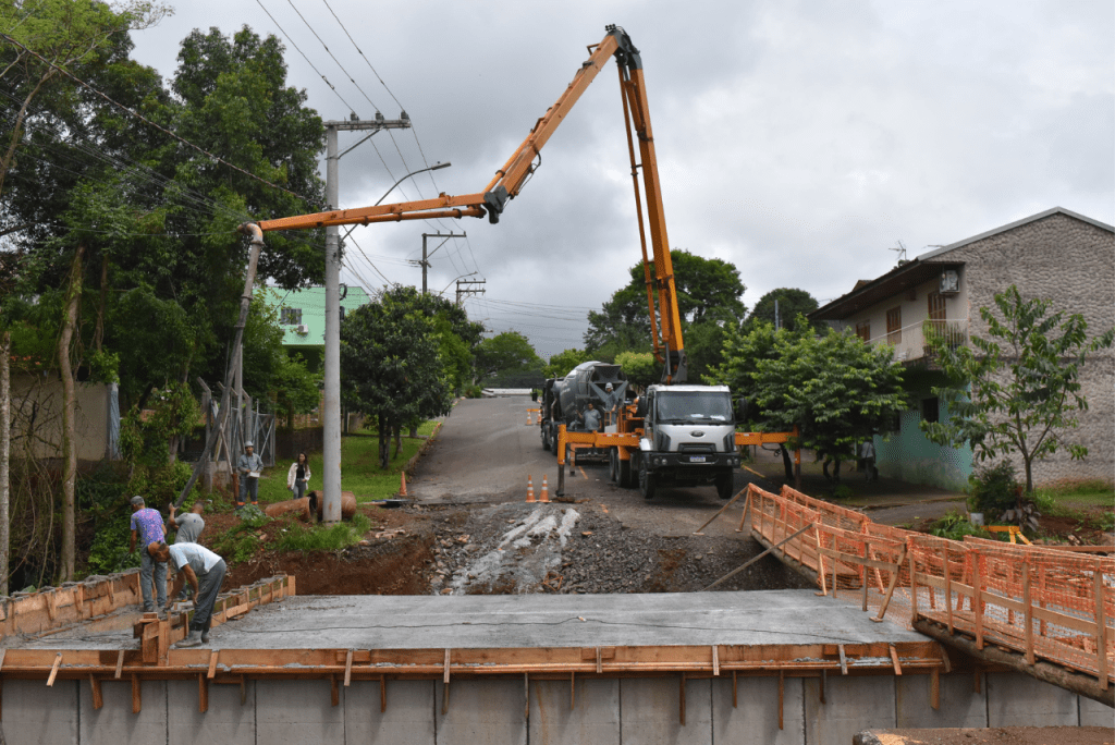 Pontes recebem segunda etapa da concretagem no Vale Verde e no Navegantes