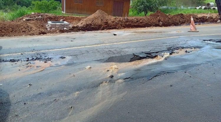 Atenção: Vazamento de água da Corsan interrompe trânsito na Avenida João Klauck WhatsApp Image 2023 11 08 at 17.12.15