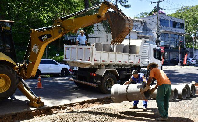 Obras de drenagem seguem na Rua Bento Gonçalves Capa 0