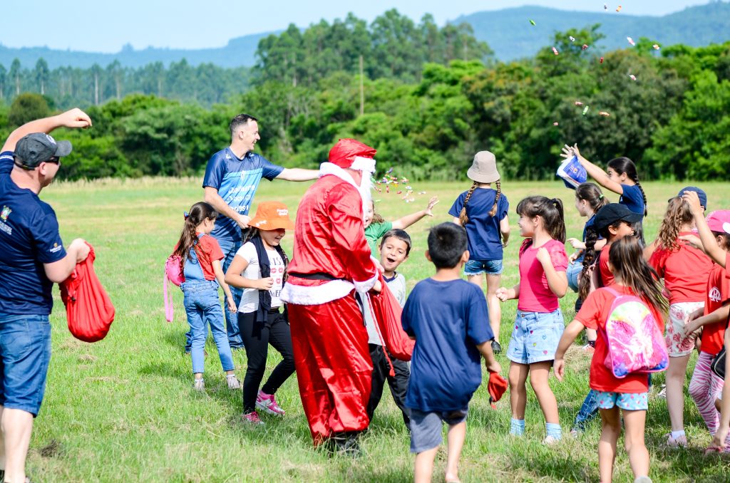 Papai Noel chega de paramotor e faz a festa para mais de 150 crianças em Sapiranga DSC 1881