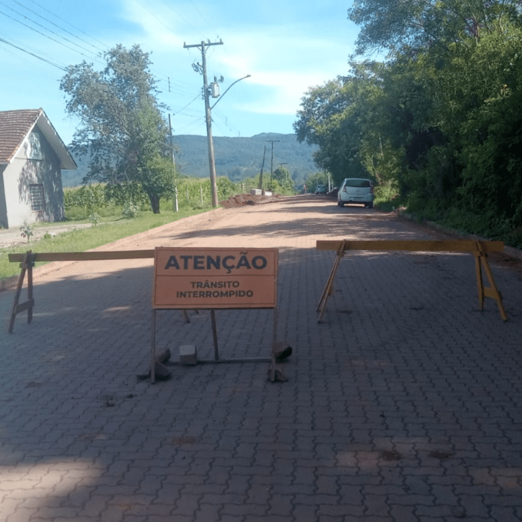 Trecho de estrada na Colônia Japonesa em Dois Irmãos é interditado para pavimentação Trecho de estrada na Colonia Japonesa em Dois Irmaos esta interditado para pavimentacao