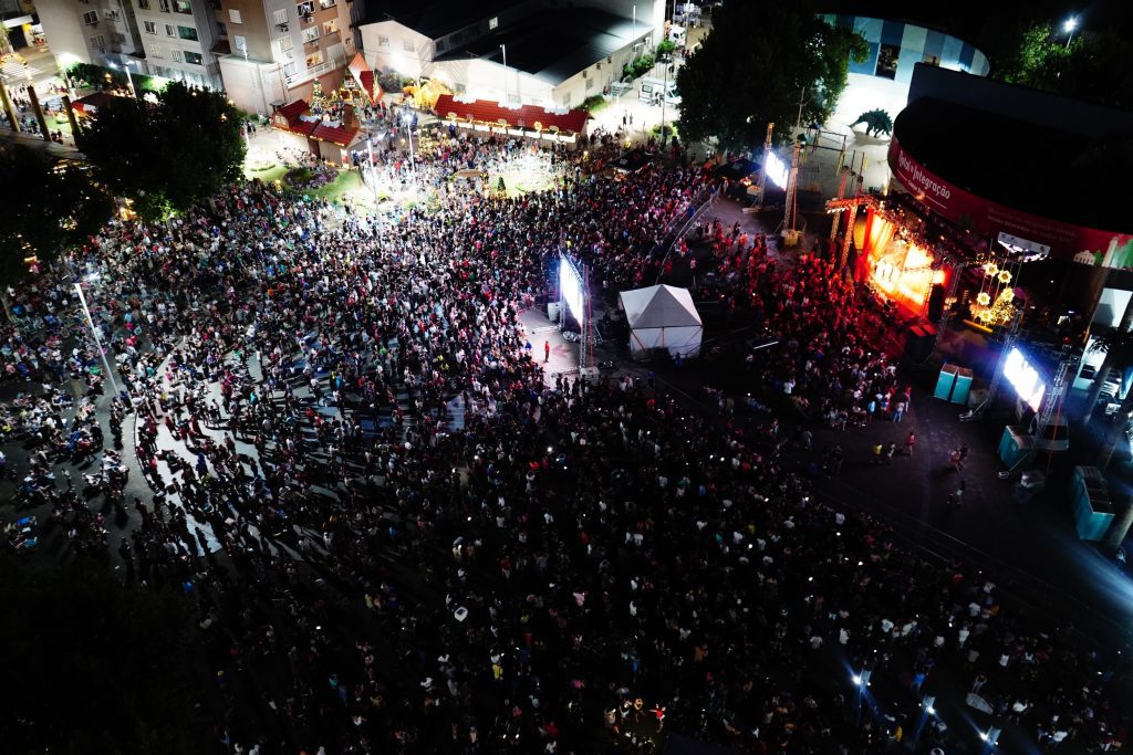 Show de César Menotti e Fabiano levou mais de 35 mil pessoas ao Largo Irmãos Vetter WhatsApp Image 2023 12 18 at 11.21.14