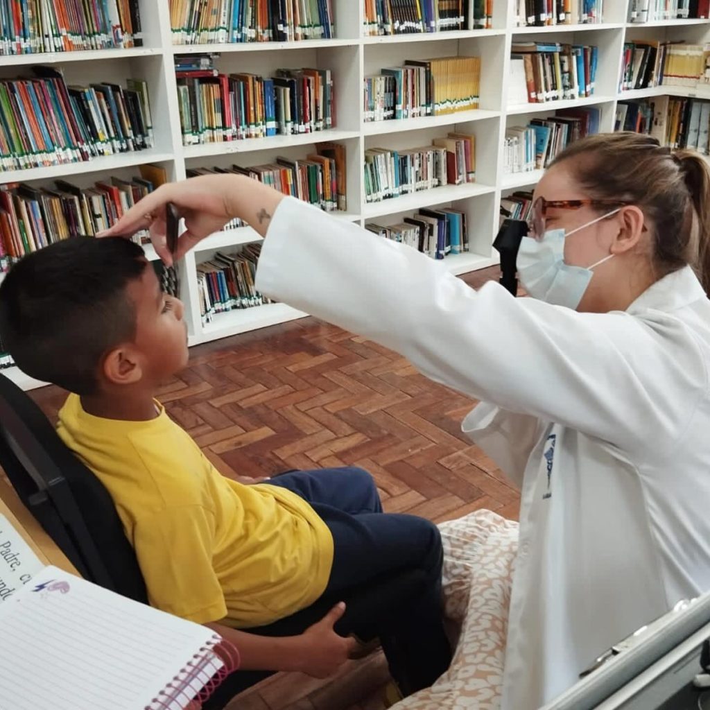 Parceria com a iniciativa privada oportuniza sala tecnológica e testes de visão a estudantes testes de acuidade visual estao sendo aplicados1701804251
