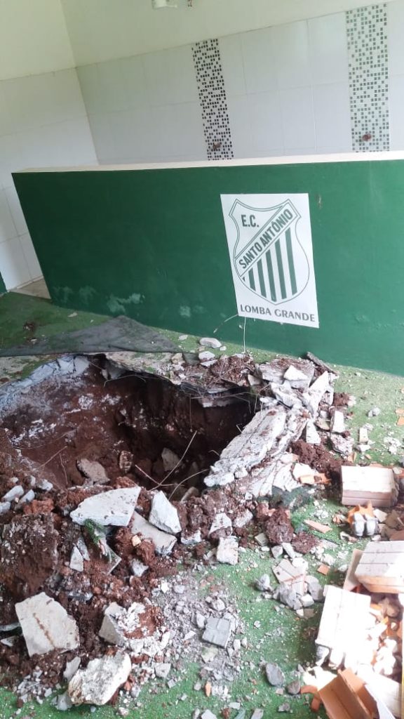 Cachorro fica assustado com fogos e preocupa moradores na virada em Lomba Grande WhatsApp Image 2024 01 04 at 13.55.53