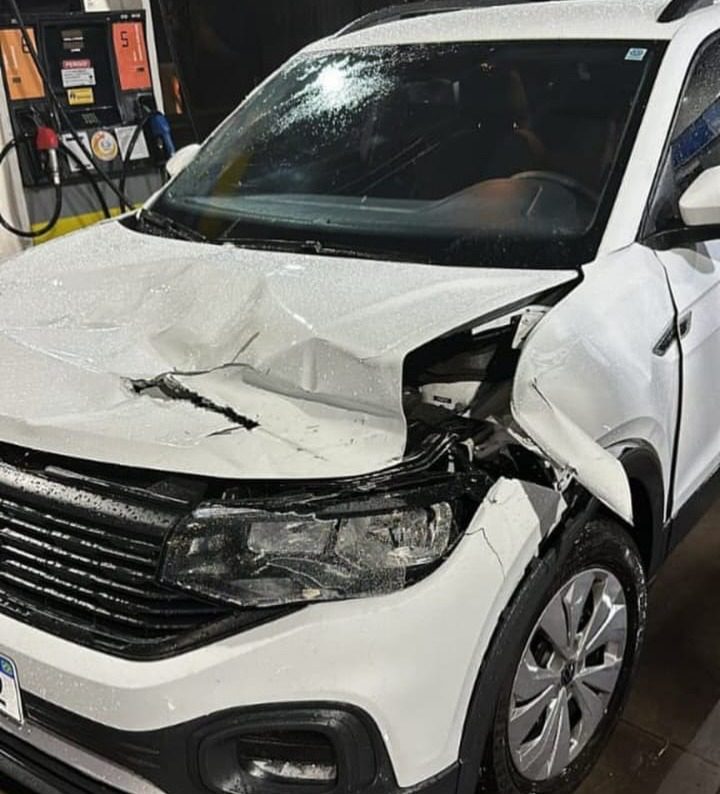 Carro é atingido por poste na RS-239 e população questiona instalação WhatsApp Image 2024 01 17 at 14.59.08