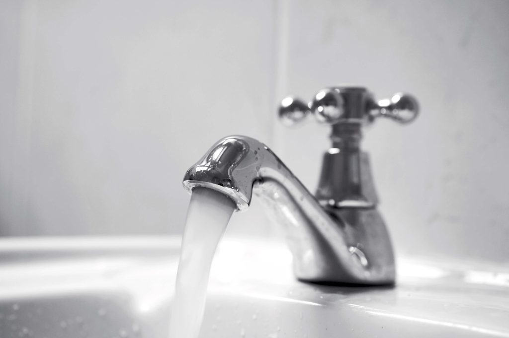 Cohab Duque tem abastecimento de água retomado agua branca saindo da torneira