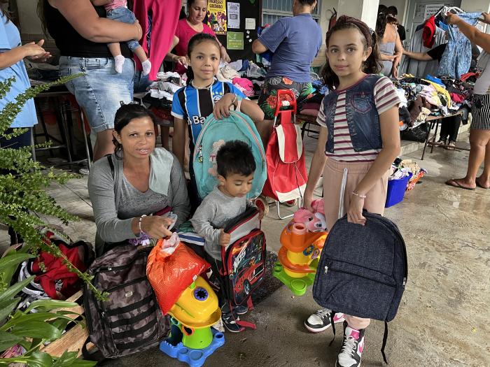 Brechó solidário distribuiu mais de 3 mil peças de roupas maior Paula e os filhos