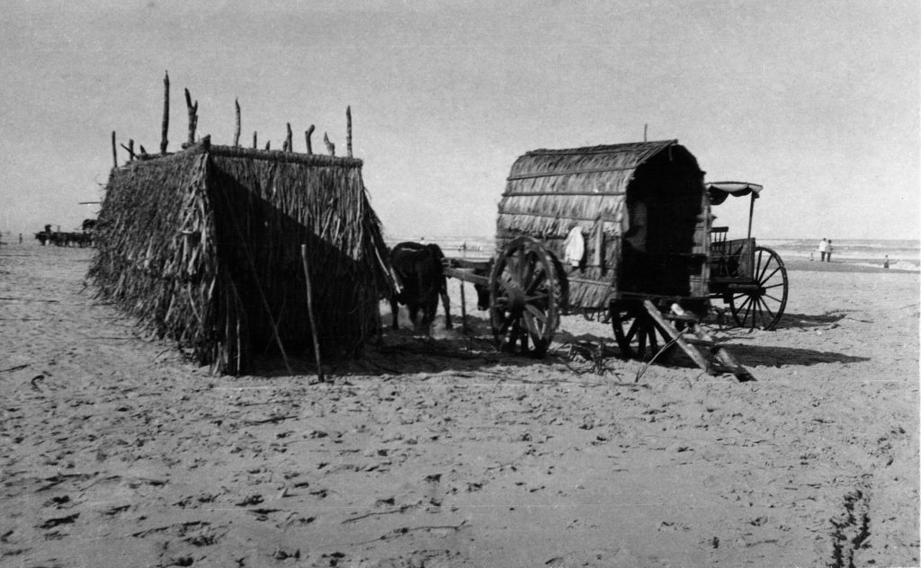 A esquerda o biombo onde as pessoas trocavam de roupa para ir ao mar a direita o transporte do hotel a orla