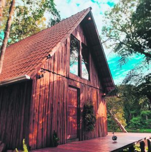 Em meio a pandemia, o casal Cristina e Leonardo percebeu que seu refúgio poderia abrigar mais pessoas (Foto: Trip to Follow/Divulgação)