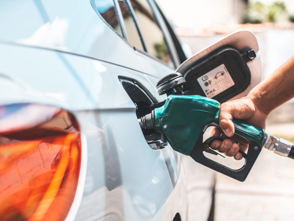 Valor da gasolina comum variou até 16% em janeiro: veja a pesquisa completa Gasolina scaled 1