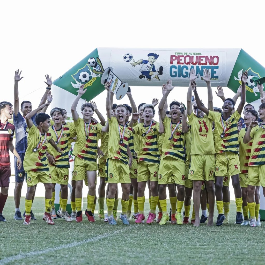 Os campeões da 5ª Copa de Futebol Pequeno Gigante sub 14 quinze