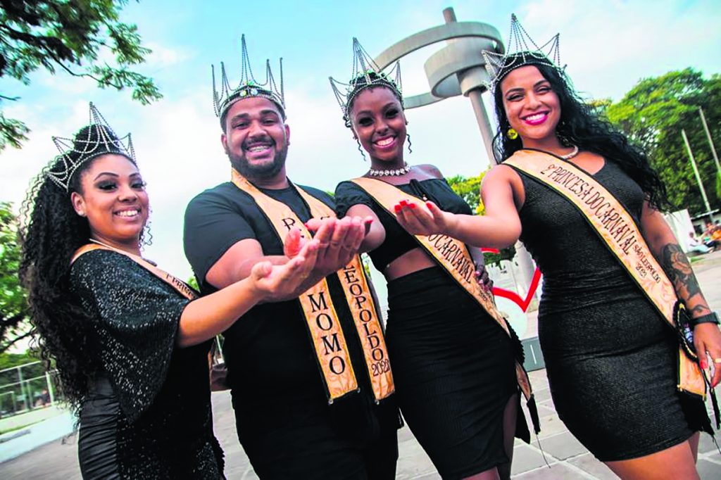 Corte do Carnaval de São Leopoldo: rei Momo Luan Fernandes, a rainha Vanelise da Silva, primeira princesa Marla Deber Selenti e segunda princesa Thayná Brito