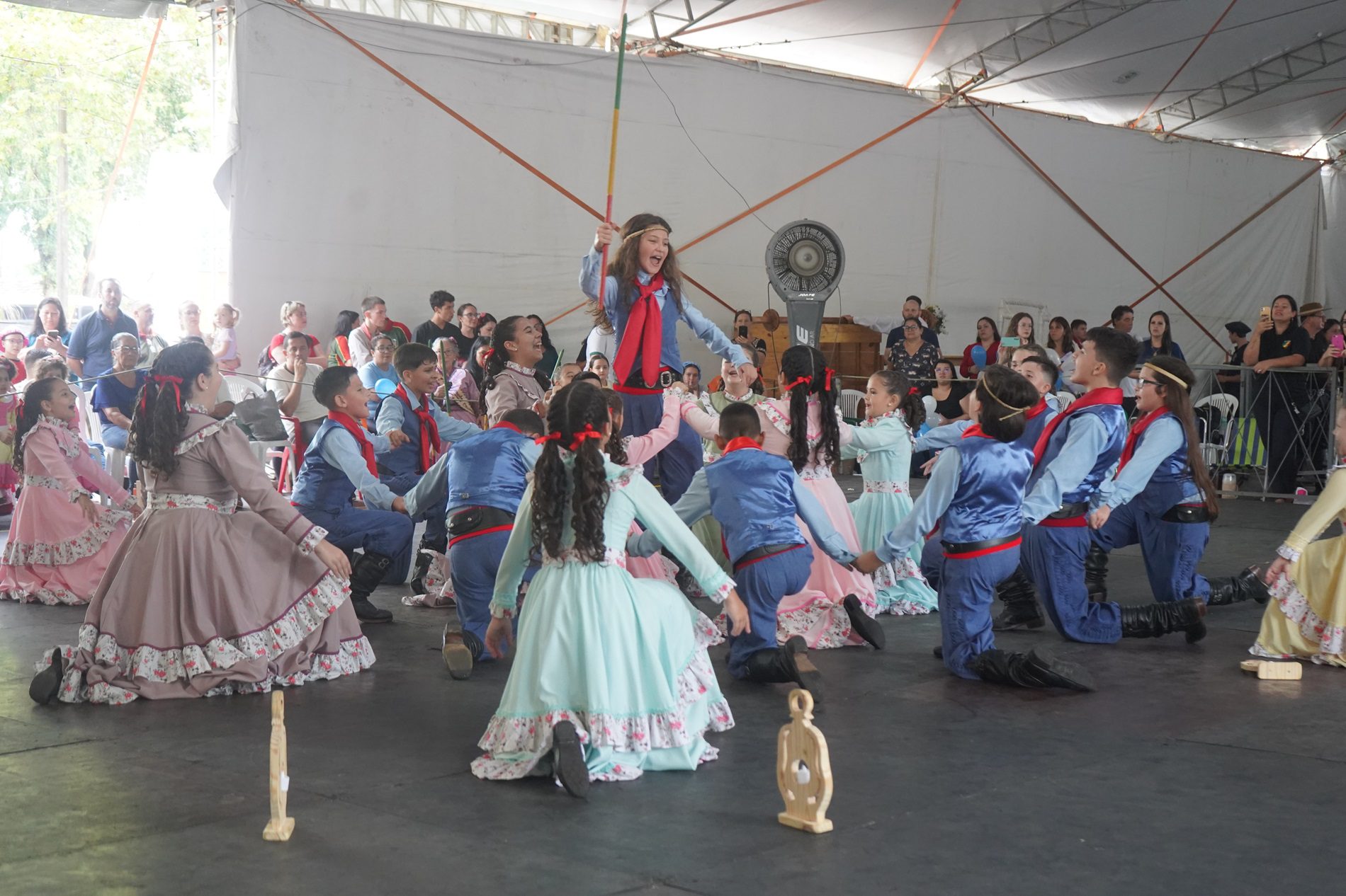 Disputas reuniram 31 grupos de danças gaúchas, 27 chuleadores, 46 declamadores e 41 intérpretes de várias entidades do RS