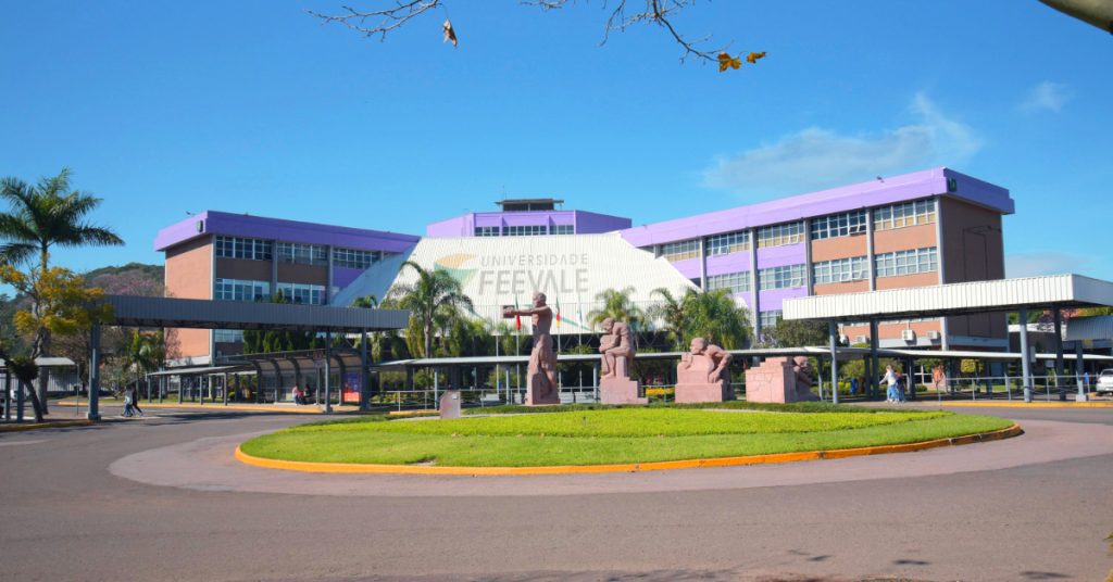 Universidade Feevale oferece bolsas integrais em licenciaturas com bolsa-auxílio Universidade Feevale oferece 100 vagas nos cursos de História e Letras-Português. Além da bolsa de estudos, os selecionados ganharão bolsa-auxílio mensal de R$ 800,00