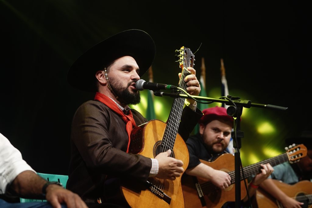 “Fruta de Tapera” é a campeã do 21º Acampamento da Canção Nativa A final do festival de música ocorreu na noite de sábado (2) no Parque do Trabalhador, inserido na Programação do 44º Rodeio Nacional que segue até dia 10