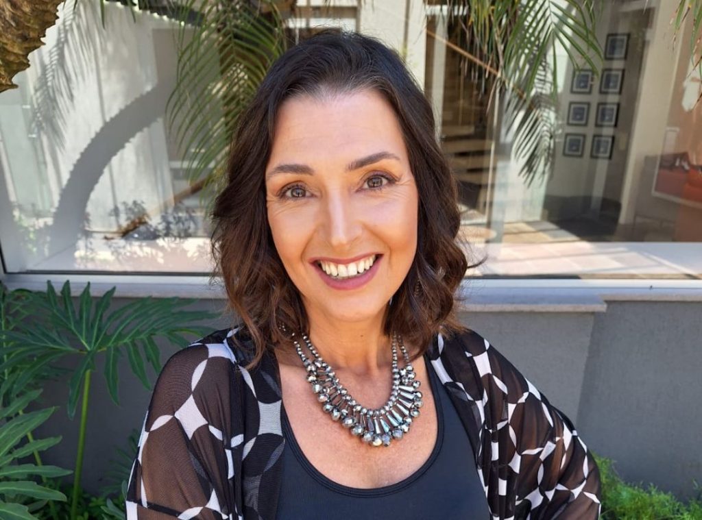 Mulher, neste dia 8 de março, ocupe cada espaço de si mesma Lola Carvalho, escritora e apresentadora do programa Mulher de Fases, na Vale TV (Foto: Arquivo pessoal)