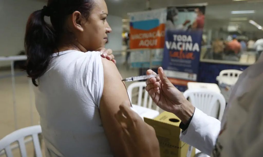 Vacinação contra gripe: Saúde antecipa campanha nacional Vacinação contra gripe começa no dia 25 de março no país (Foto: Paulo Pinto/Agência Brasil)