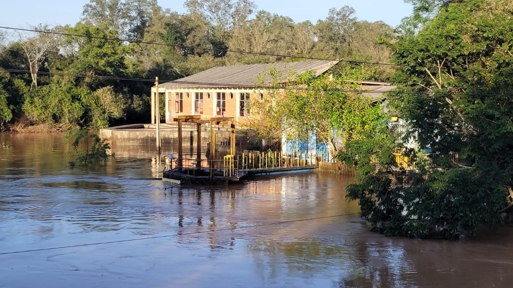 Comusa retoma captação de água, mas alerta: “Normalização vai demorar” Comusa enchente Novo Hamburgo maio 2024