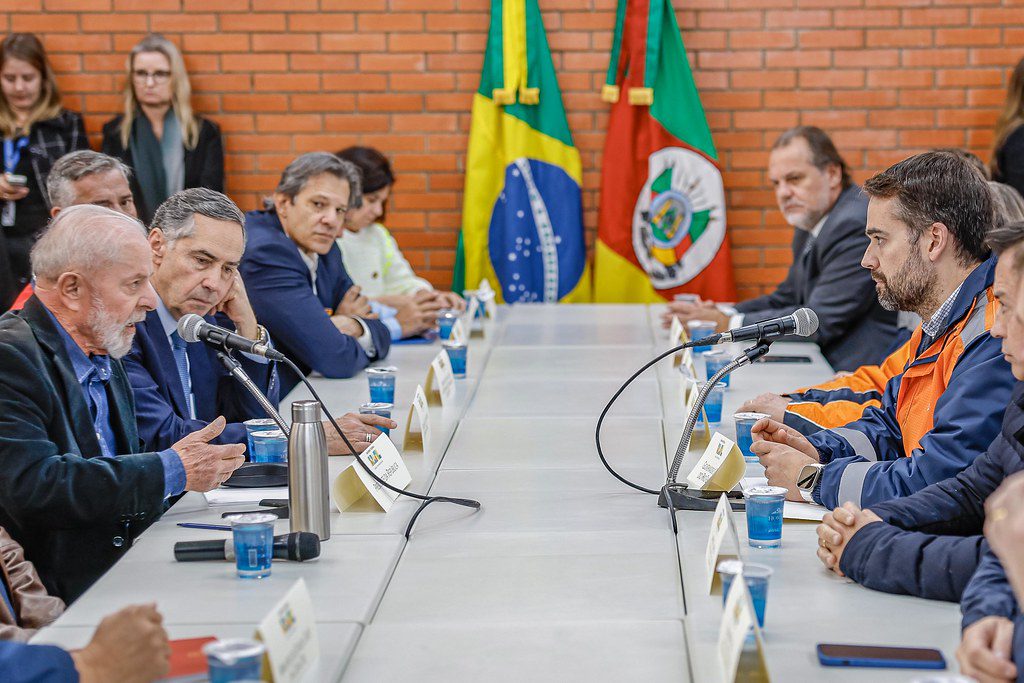 Governo federal anuncia Pix de R$ 5,1 mil por família afetada pela enchente no RS 1 Lula e comitiva do governo federal se reuniram com Eduardo Leite (Foto: Ricardo Stuckert/PR)